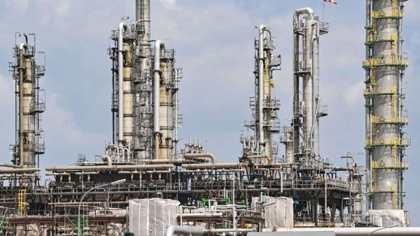 <br />
                    ФРГ начнет нефтяное эмбарго с национализации НПЗ «Роснефти»<br />
                