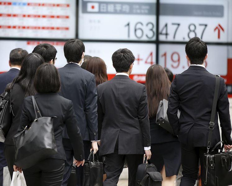Индекс Токийской фондовой биржи упал более чем на 2%