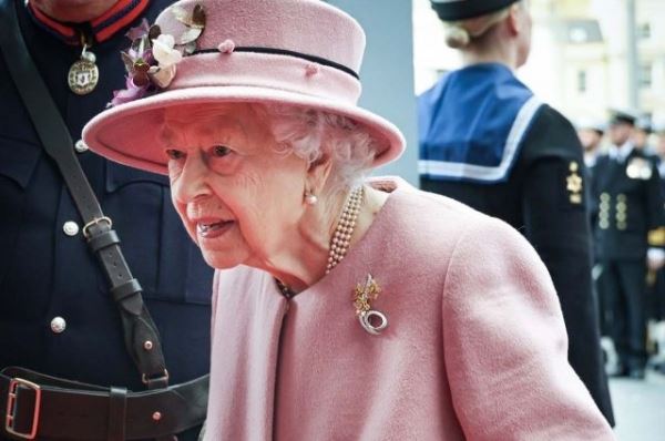Королева Елизавета II впервые с конца марта появилась на публике