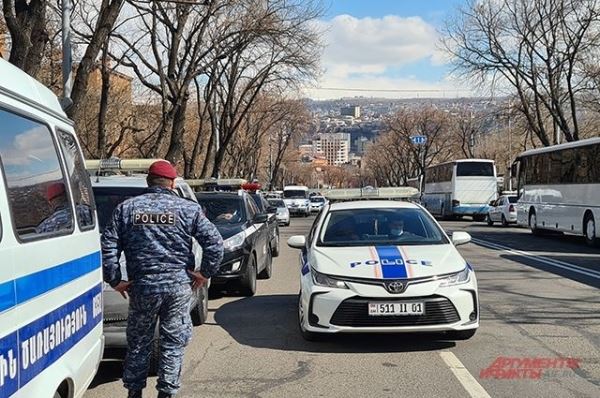 В Армении задержали более 20 участников автопробегов за отставку Пашиняна