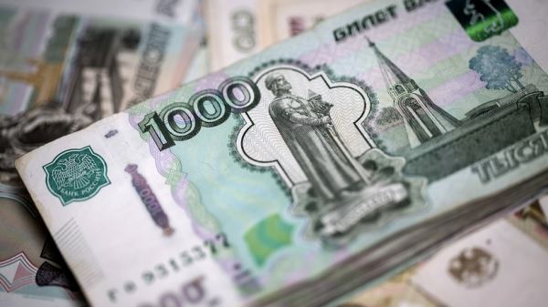 Валютная разница: с чем связано расхождение курса рубля на Московской бирже и на международном рынке