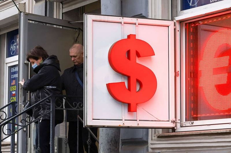 Банк России повысил курсы доллара и евро на 18 мая