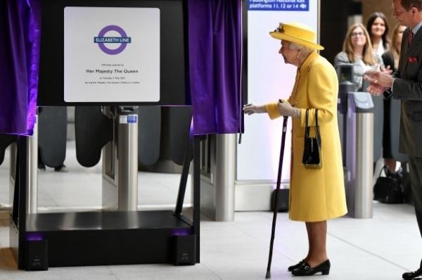 Елизавета II посетила линию метро, названную в ее честь